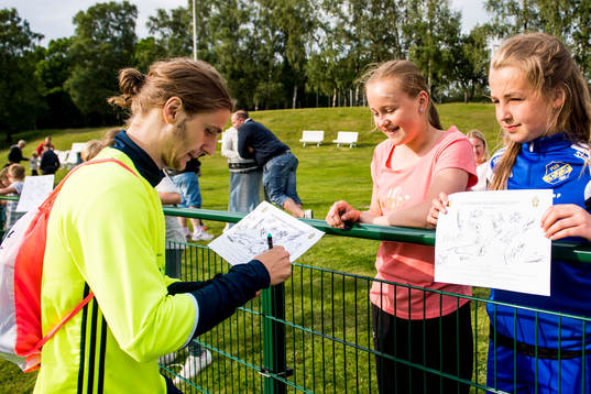 Pawel Cibicki skriver autografer efrer en träning med