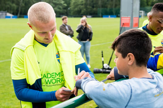 Franz Brorsson skriver autografer efrer en träning med