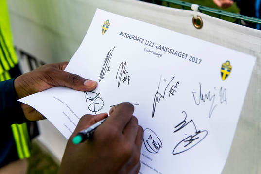 En hand på ett autografblock