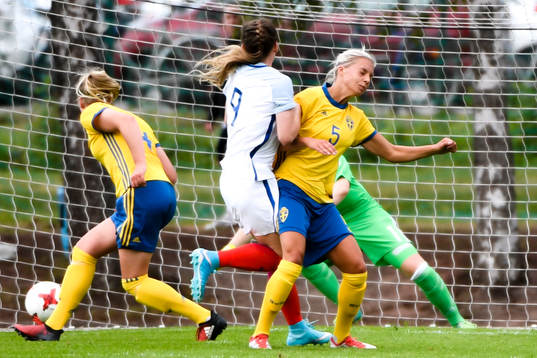Sveriges Ellen Löfqvist och Lotta Ökvist vid Englands 0-2