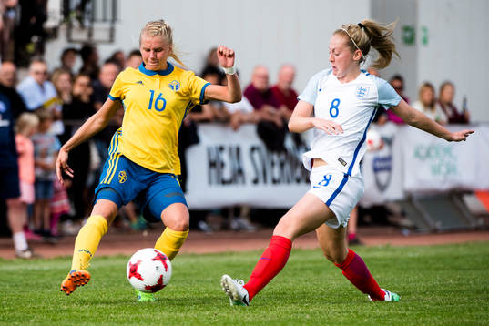 Sveriges Nellie Lilja och Englands Keira Walsh