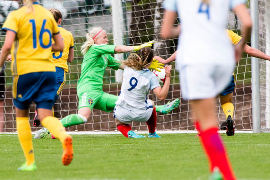 Englands Claudia Walker gör 0-1 bakom Sveriges målvakt