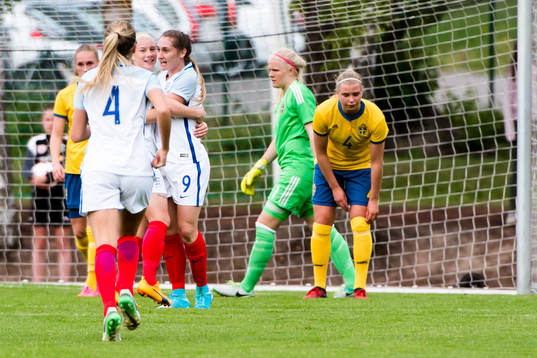 Englands Claudia Walker jublar och Sveriges Ellen Löfqvist