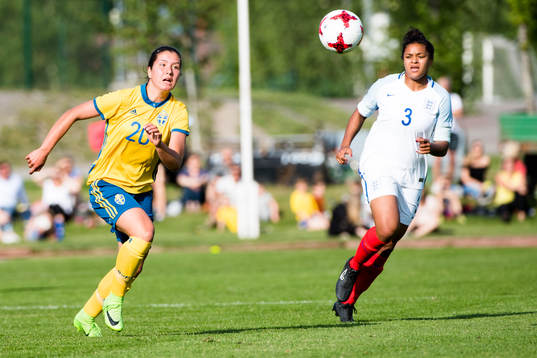 Sveriges Loreta Kullashi och Englands Jess Carter