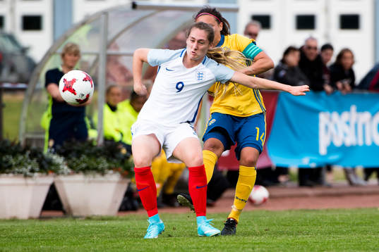 Englands Claudia Walker och Sveriges Alice Nilsson