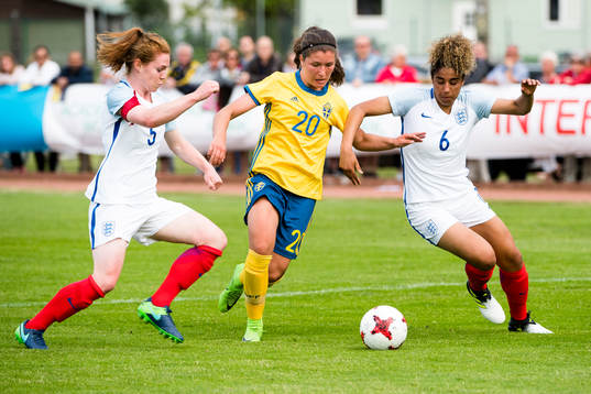 Englands Aiofe Mannion, Sveriges Loreta Kullashi och