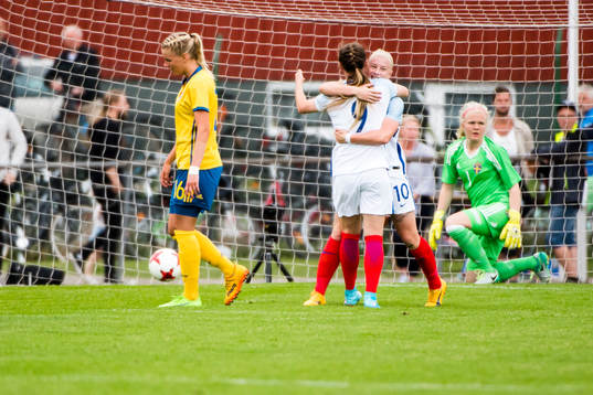 Sveriges Nellie Lilja och målvakt Emma Holmgren deppar