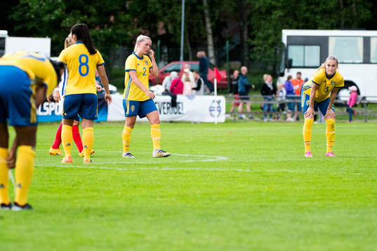 Sveriges Ronja Aronsson och Emelie Andersson deppar