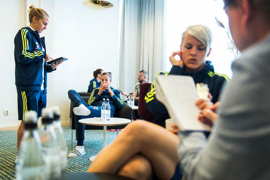 Lotta Schelin tar plats i lokalen på Hotell Opalen