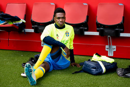 Joel Asoro stretchar