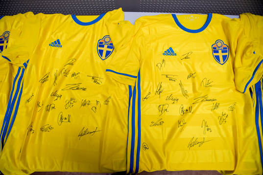 Matchtröjor där spelarna har skrivit autografer ligger