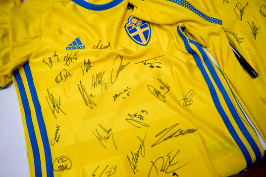 Matchtröjor där spelarna har skrivit autografer ligger