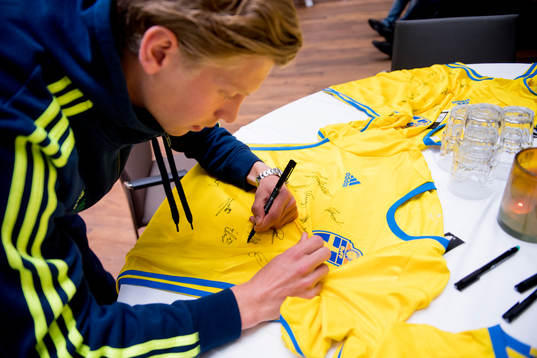 Alexander Fransson signerar en matchtröja