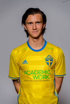 Kristoffer Olsson oserar för ett porträtt