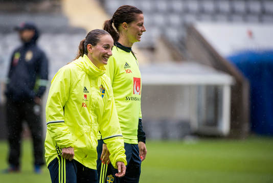 Kosovare Asllani och Lotta Schelin