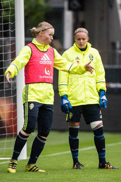 Målvakt Hedvig Lindahl och målvakt Hilda Carlén
