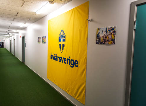 Vi Är Sverige flagga uppsatt i Gamla Ullevis spelargång