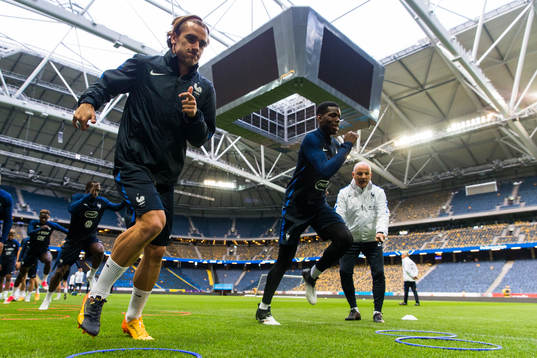 Frankrikes Antoine Griezmann och Paul Pogba