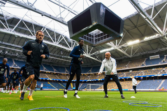 Bläddra bland fler bilder av Fotboll, Inför VM-kval, Frankrike, Träning och Presskonferens