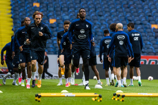 Frankrikes Antoine Griezmann och Paul Pogba
