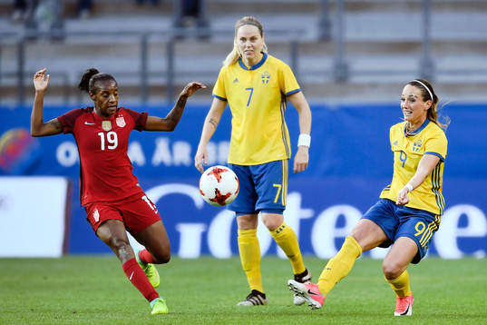 s Chrystal Dunn mot Sveriges Lisa Dahlkvist och Kosovare
