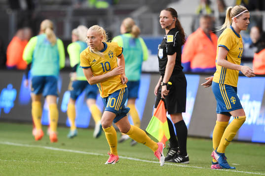Sveriges Julia Spetsmark byts in medan Olivia Schough byts