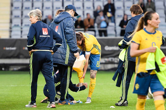 Sveriges Lotta Schelin får sin fot lindad