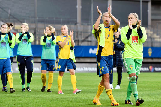Sveriges Caroline Seger och målvakt Hilda Carlén tackar