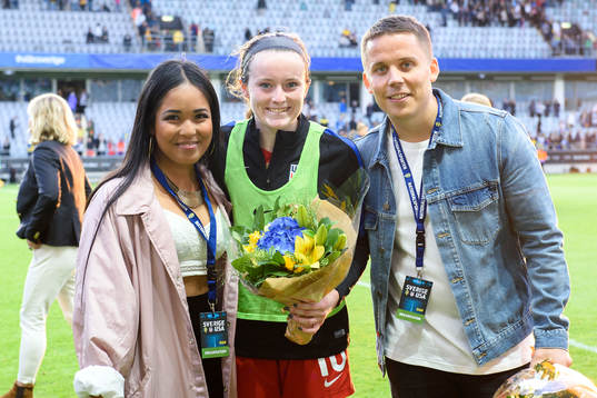 s Rose Lavelle (m), tar emot blommor och pris för matchens