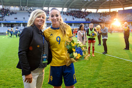 Sveriges landslagschef Marika Domanski Lyfors delar ut