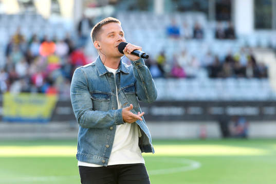 Albin Johnsén framför EM-låten innan