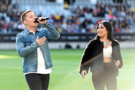 Albin Johnsén och Joanné framför EM-låten innan