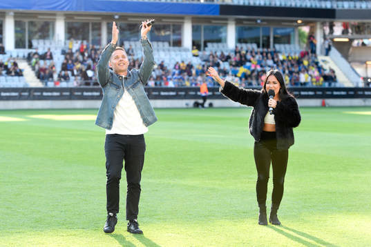 Albin Johnsén och Joanné framför EM-låten innan