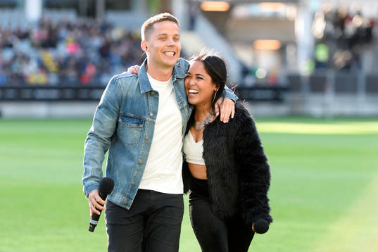 Albin Johnsén och Joanné framför EM-låten innan