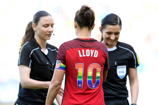 s Carli Lloyd med regnbågsfärgade siffror på ryggen