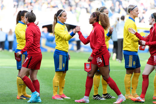 Sveriges Kosovare Asllani hälsar på motståndarna innan