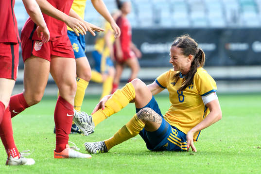 Sveriges Lotta Schelin tar sig för benet