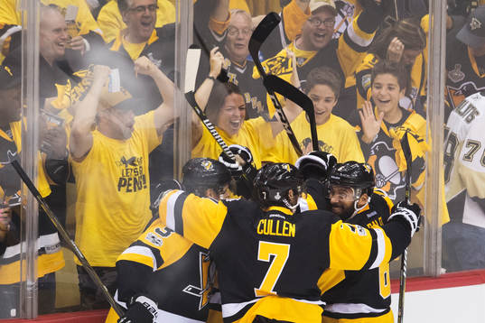 Pittsburghs Bryan Rust jublar med lagkamrater