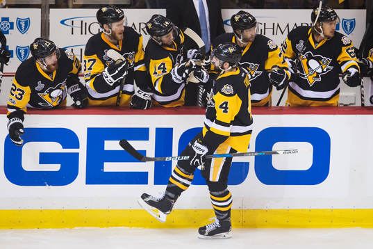 Pittsburghs Justin Schultz jublar med lagkamrater