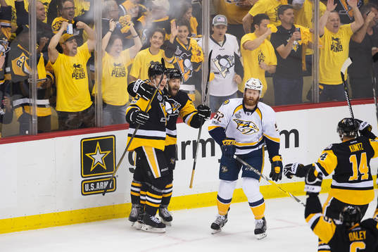 Pittsburghs Olli Maatta och Bryan Rust jublar