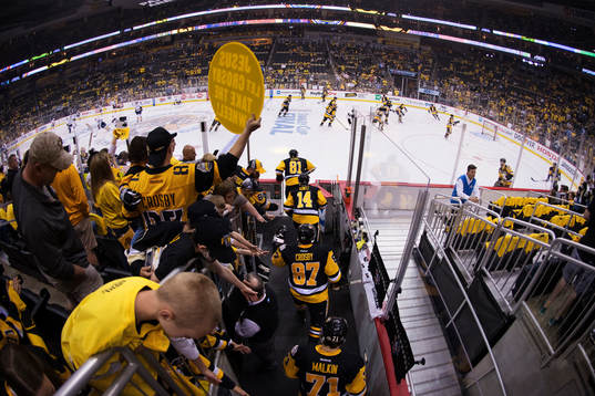 Pittsburghs Phil Kessel, Chris Kunitz, Sidney Crosby och