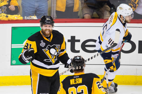 Pittsburghs Phil Kessel jublar