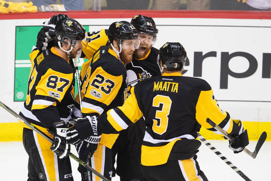 Pittsburghs Sidney Crosby, Scott Wilson, Phil Kessel och
