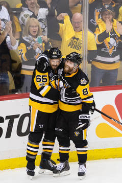 Pittsburghs Ron Hainsey och Phil Kessel jublar