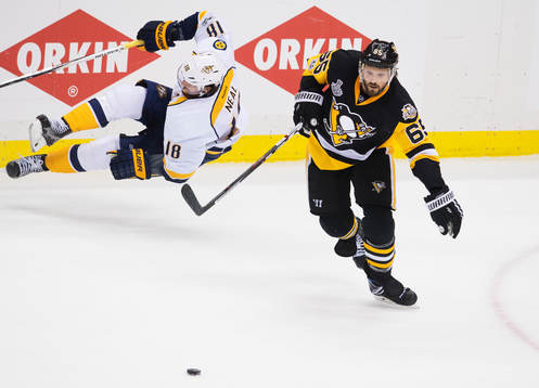 Nashvilles James Neal faller bakom Pittsburghs Ron Hainsey