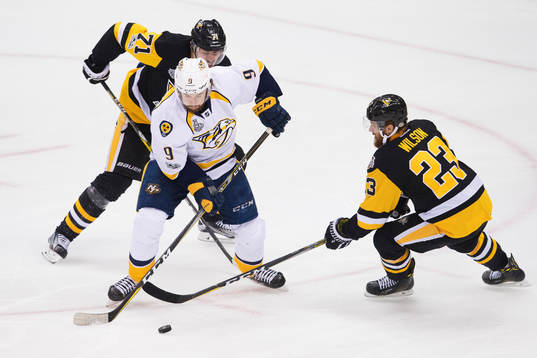 Pittsburghs Evgeni Malkin och Scott Wilson utmanas av