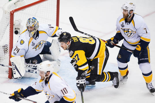 Pittsburghs Sidney Crosby utmanar Nashvilles försvar