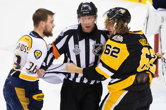 Nashvilles Viktor Arvidsson och Pittsburghs Carl Hagelin i