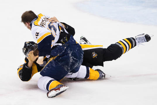 Pittsburghs Carl Hagelin och Nashvilles Viktor Arvidsson i