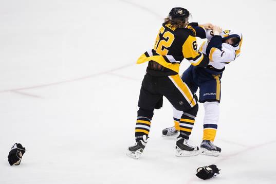 Pittsburghs Carl Hagelin och Nashvilles Viktor Arvidsson i